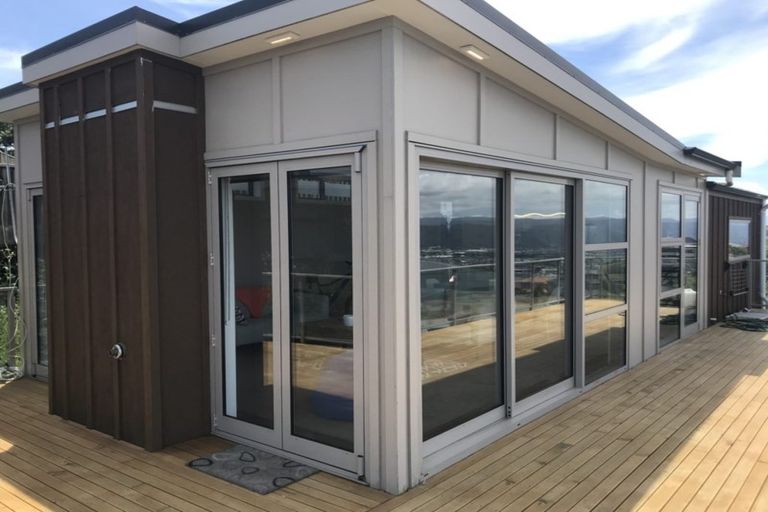 Photo of property in 6b Sunhaven Drive, Newlands, Wellington, 6037