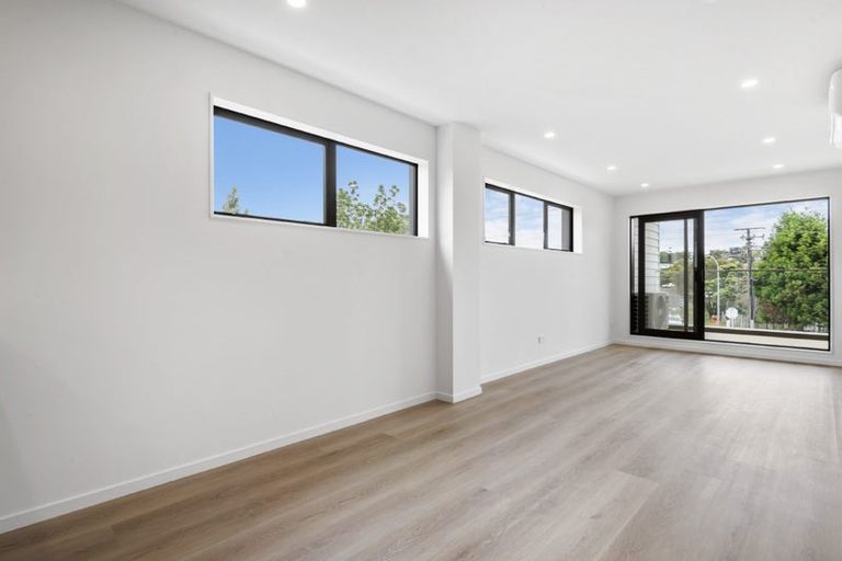 Photo of property in 94 Godley Road, Green Bay, Auckland, 0604
