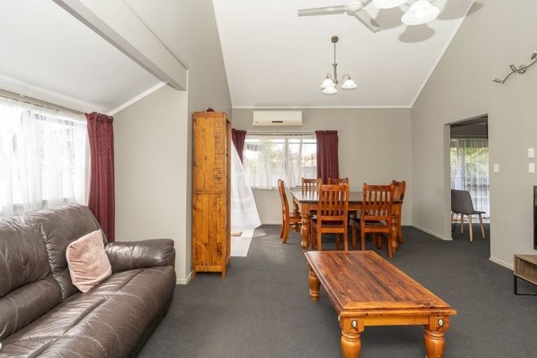 Photo of property in 17 Kentucky Crescent, Nawton, Hamilton, 3200