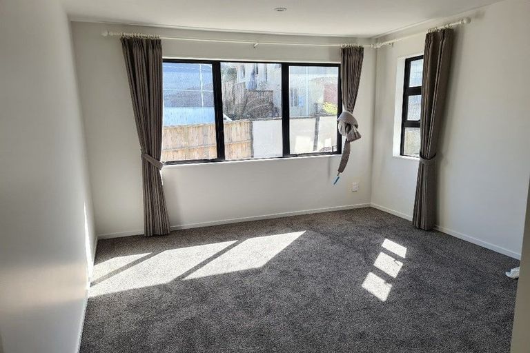 Photo of property in 17 Cassandra Grove, Totara Vale, Auckland, 0629