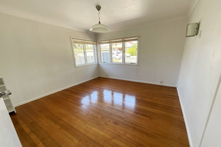 Photo of property in 4 Paton Avenue, Te Atatu South, Auckland, 0610