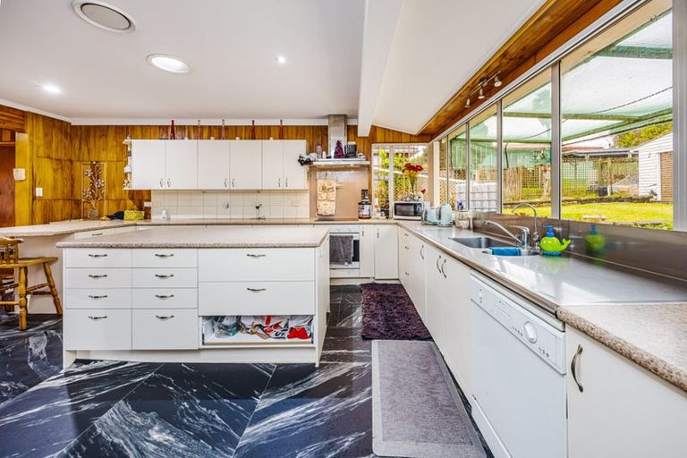 Photo of property in 10 Albertson Place, Manurewa, Auckland, 2102
