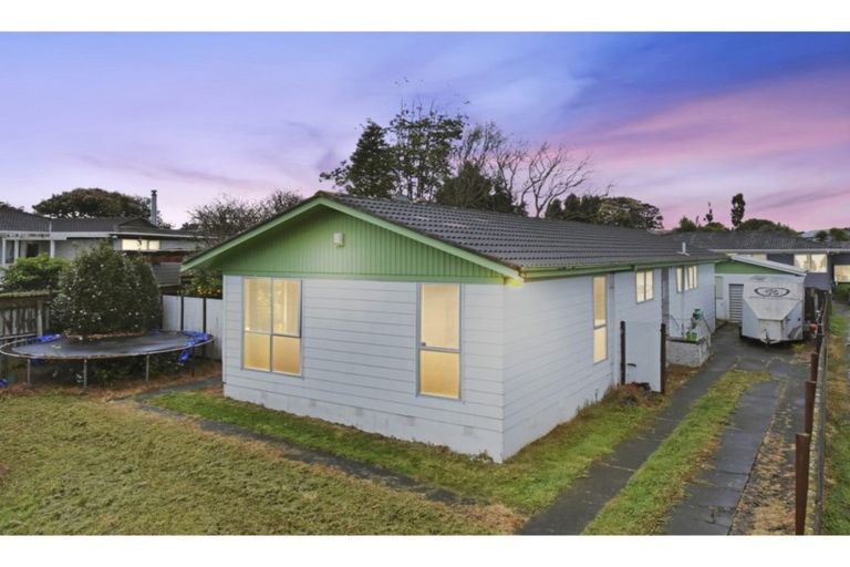 Photo of property in 8 Becker Drive, Weymouth, Auckland, 2103