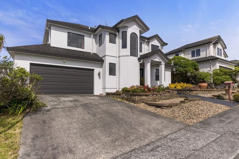 Photo of property in 10 Bennett Grove, Newlands, Wellington, 6037