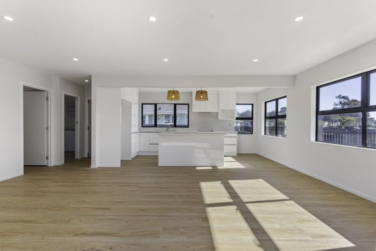 Photo of property in 24 Heyford Close, Mangere, Auckland, 2022