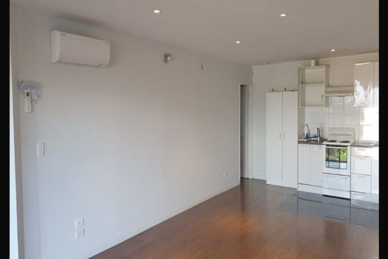 Photo of property in 5 Girrahween Drive, Totara Vale, Auckland, 0629