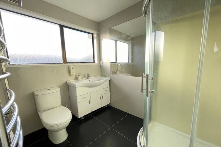 Photo of property in 5 Booralee Avenue, Botany Downs, Auckland, 2010