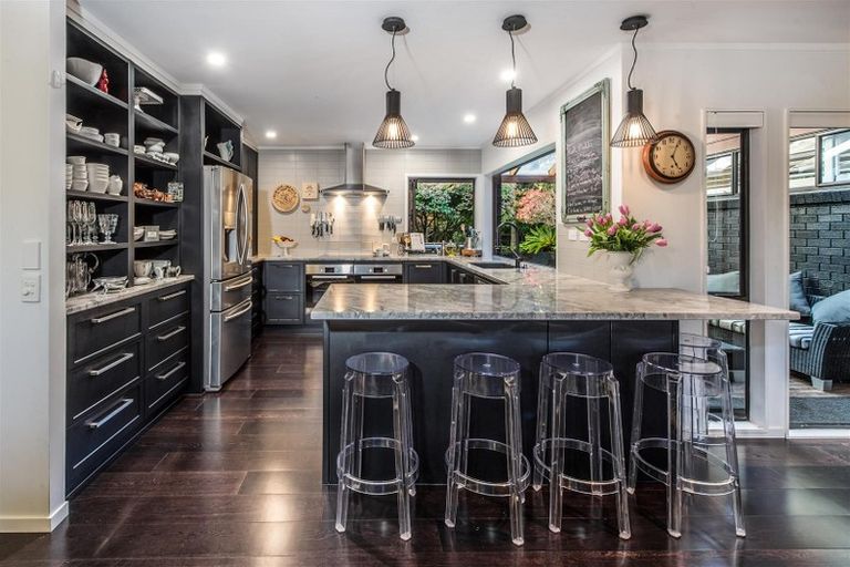 Photo of property in 12 Juliet Place, Forrest Hill, Auckland, 0620