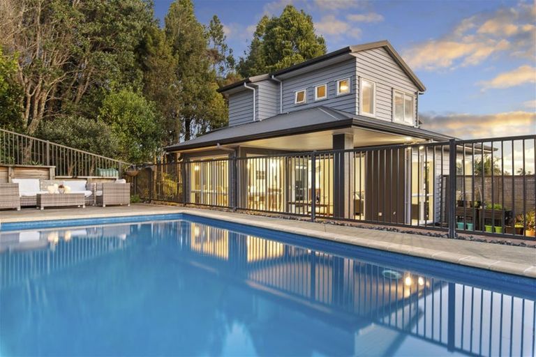 Photo of property in 16 Kittiwake Drive, Schnapper Rock, Auckland, 0632
