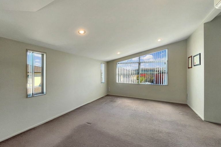 Photo of property in 8 Mana Lane, Pinehill, Auckland, 0632