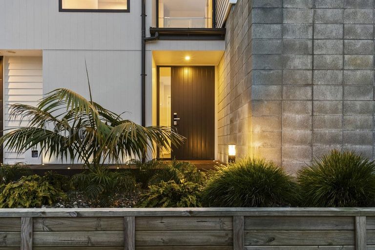 Photo of property in 7/2a Montrose Place, Highlands Park, New Plymouth, 4312