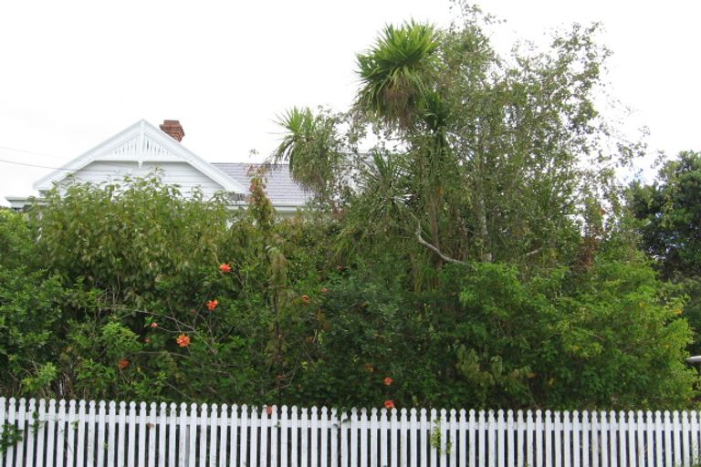 Photo of property in 4 Wakanui Street, Birkenhead, Auckland, 0626