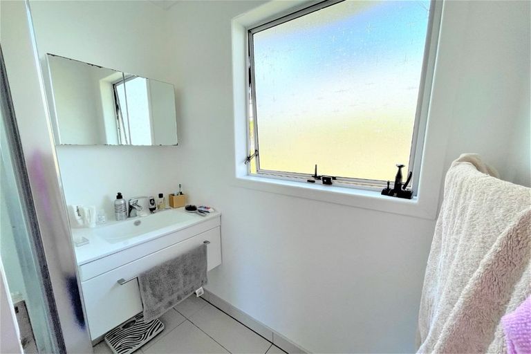 Photo of property in 10 Hewlett Road, Massey, Auckland, 0614