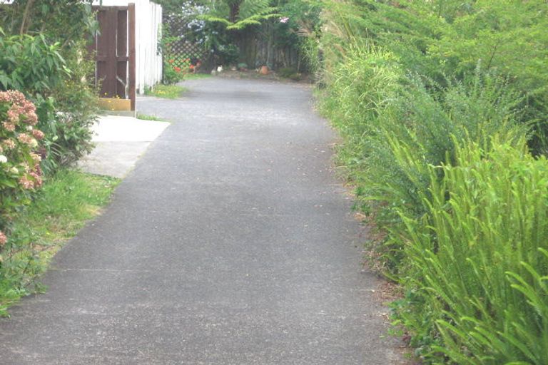 Photo of property in 1/32 Roberts Road, Glenfield, Auckland, 0629