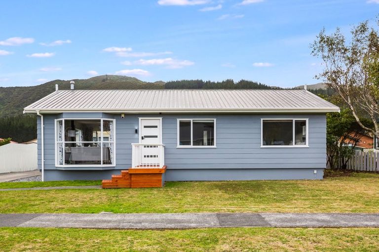 Photo of property in 10 Grimsby Grove, Wainuiomata, Lower Hutt, 5014