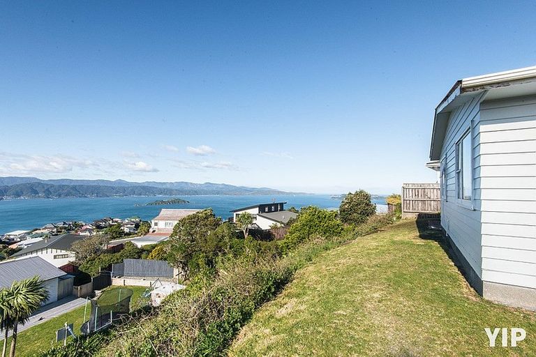 Photo of property in 44 Somes Crescent, Newlands, Wellington, 6037