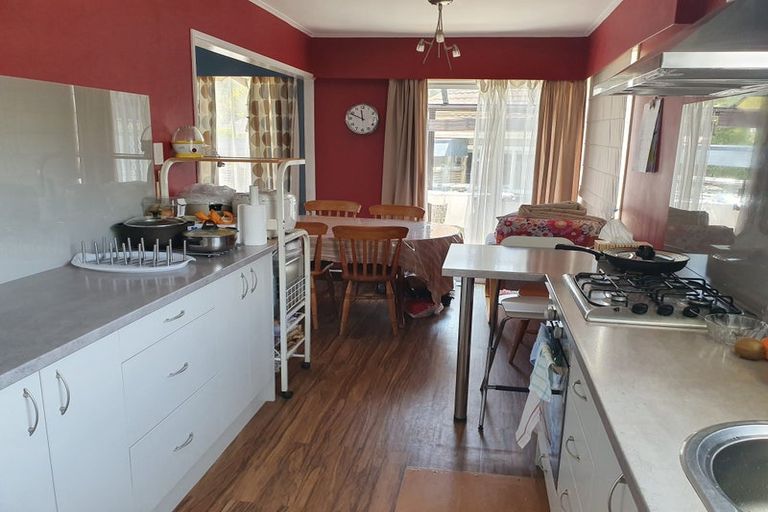 Photo of property in 2 Whirinaki Crescent, Heretaunga, Upper Hutt, 5018