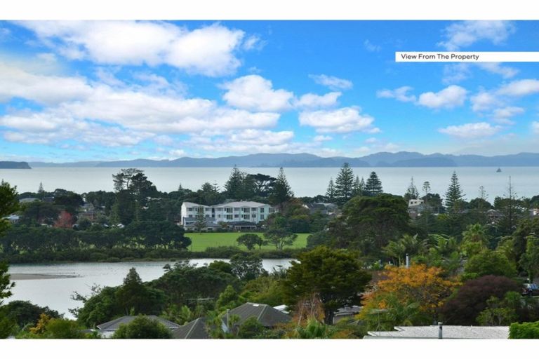 Photo of property in 11 Moffat Road, Red Beach, 0932