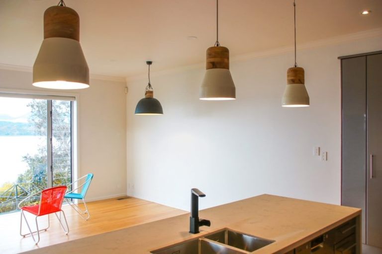 Photo of property in 116 Nevay Road, Karaka Bays, Wellington, 6022