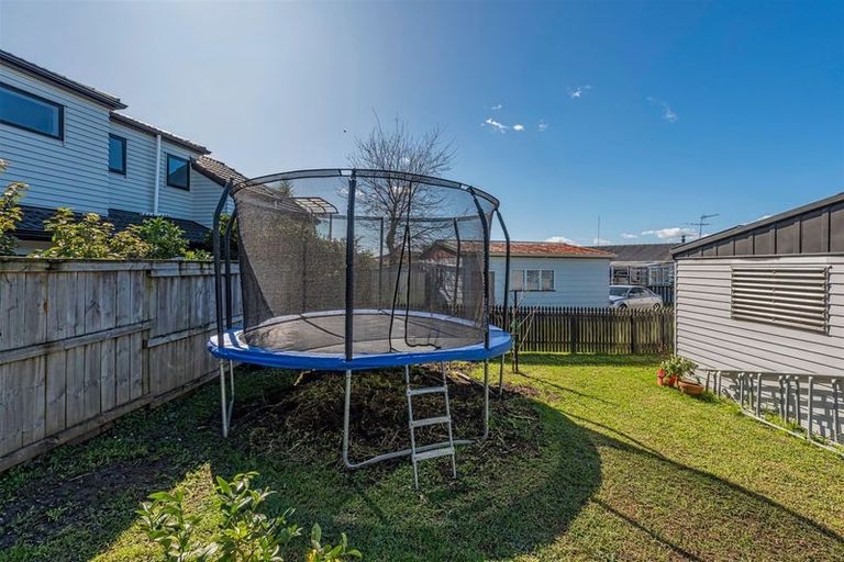 Photo of property in 4 Pipitea Place, Massey, Auckland, 0614