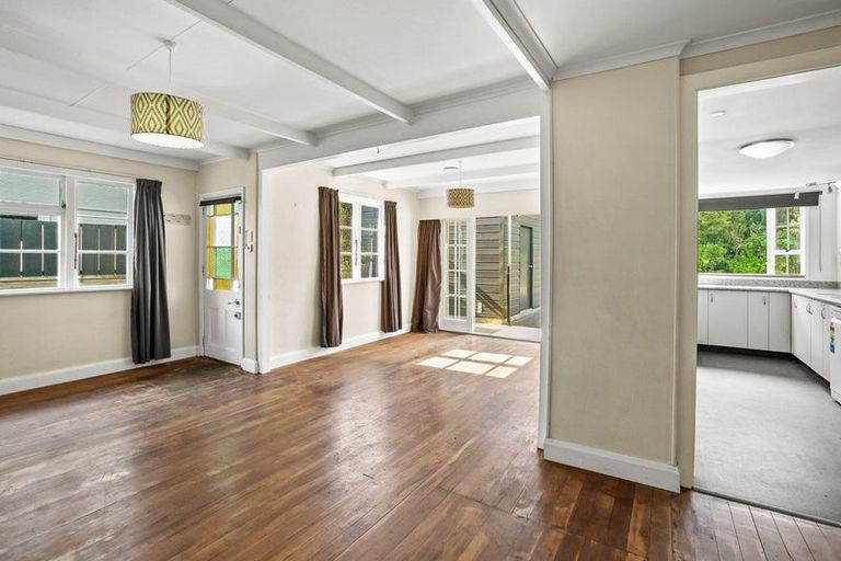 Photo of property in 8 Awanui Street, Merrilands, New Plymouth, 4312