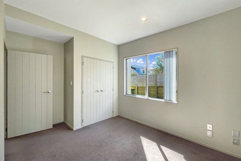 Photo of property in 8 Mana Lane, Pinehill, Auckland, 0632