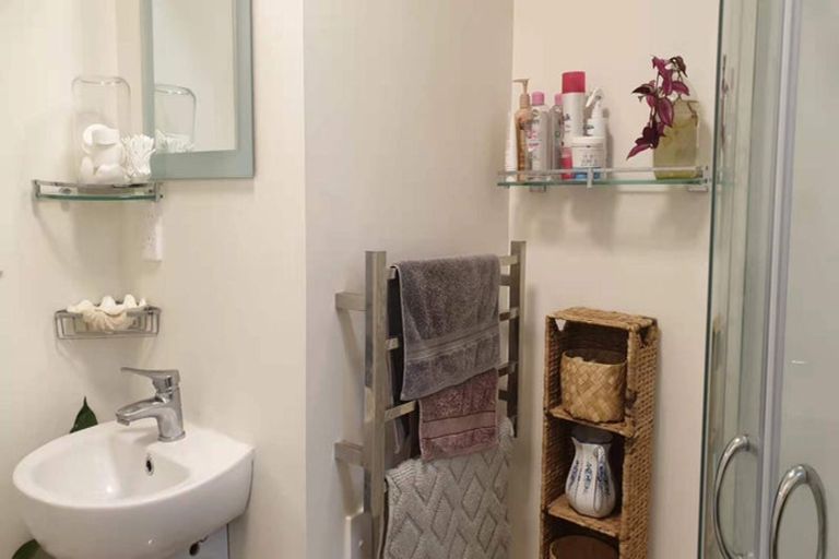 Photo of property in 3/2 Scarboro Terrace, Murrays Bay, Auckland, 0630