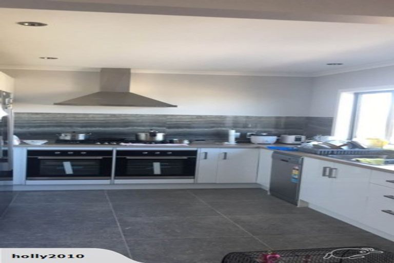 Photo of property in 17 Somes Crescent, Newlands, Wellington, 6037