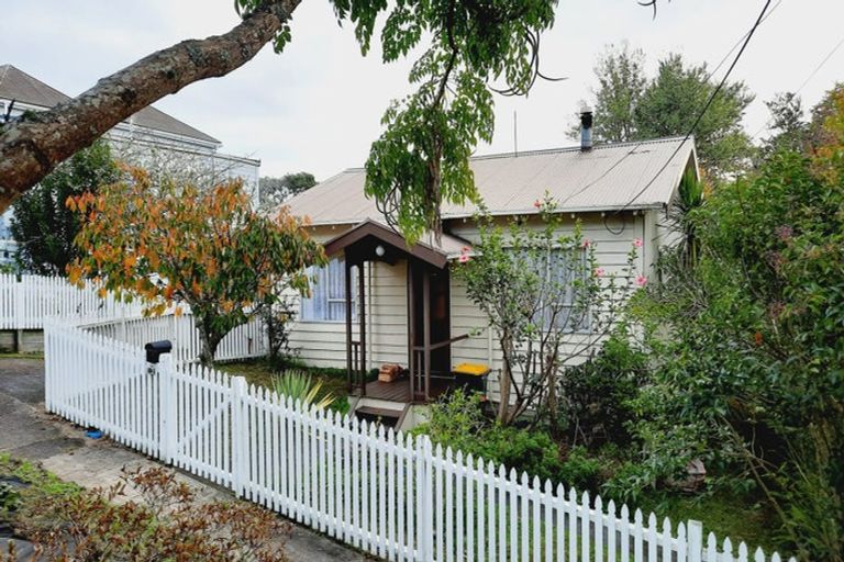 Photo of property in 38 Porter Crescent, Helensville, 0800