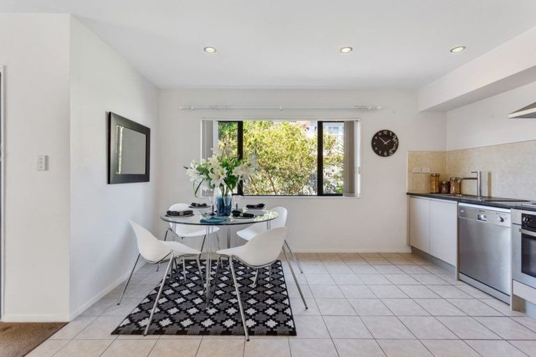 Photo of property in 3155a Great North Road, New Lynn, Auckland, 0600