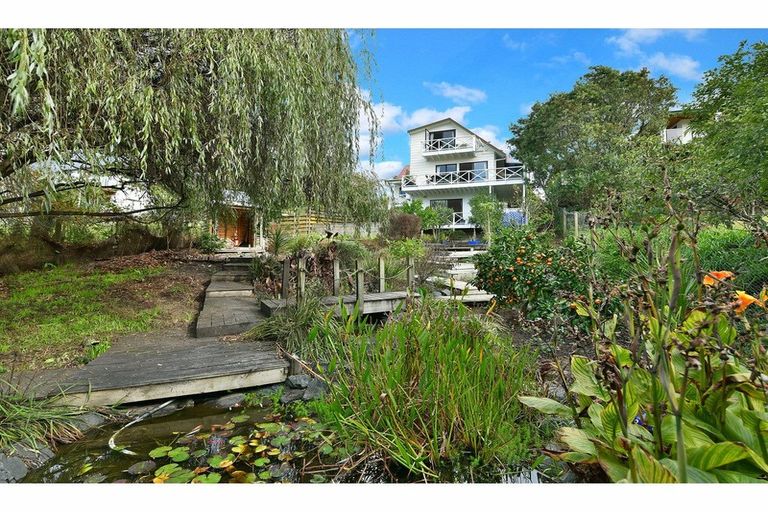 Photo of property in 11 Moffat Road, Red Beach, 0932