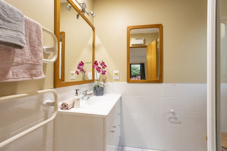 Photo of property in 5 Abbotts Place, Avonhead, Christchurch, 8042