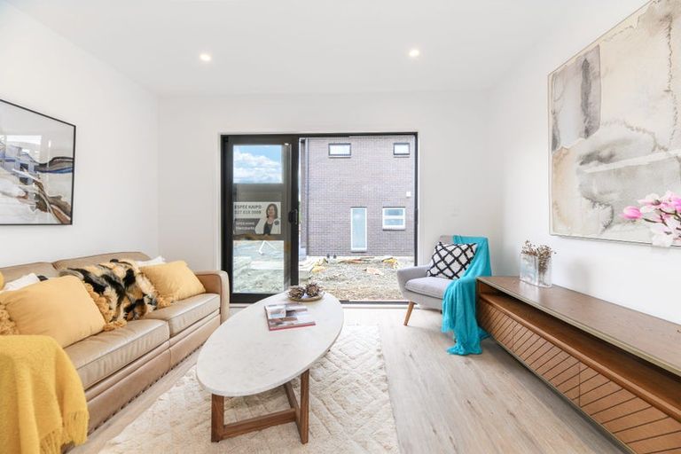 Photo of property in 250d Great North Road, Henderson, Auckland, 0612