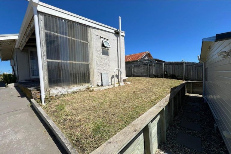 Photo of property in 33 Rangiora Street, Castlecliff, Whanganui, 4501