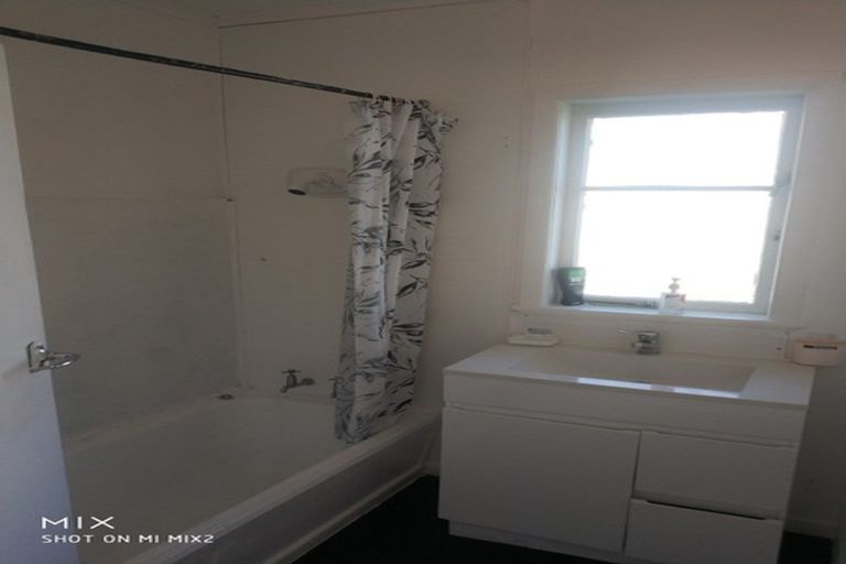 Photo of property in 63 Golf Road, New Lynn, Auckland, 0600
