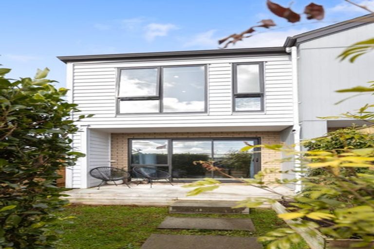 Photo of property in 1 Royal View Road, Te Atatu South, Auckland, 0610