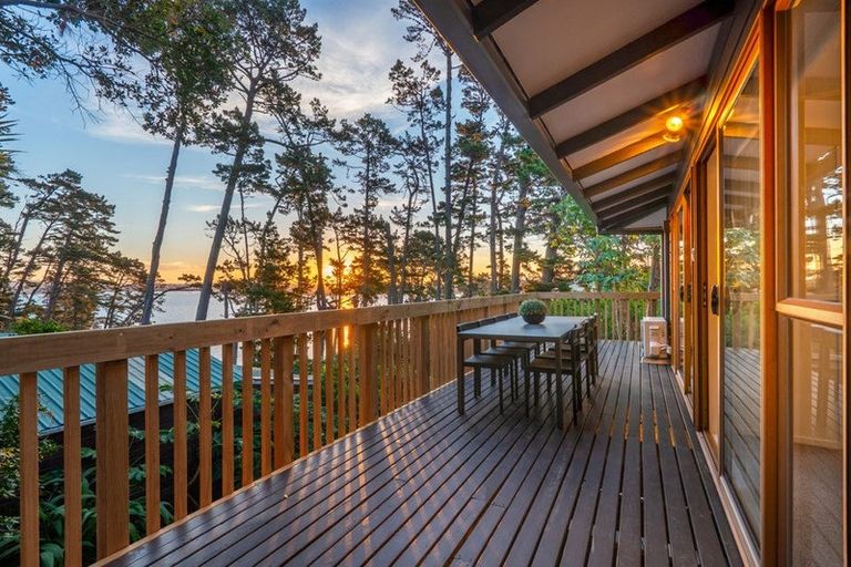 Photo of property in 32 Rosecamp Road, Beach Haven, Auckland, 0626