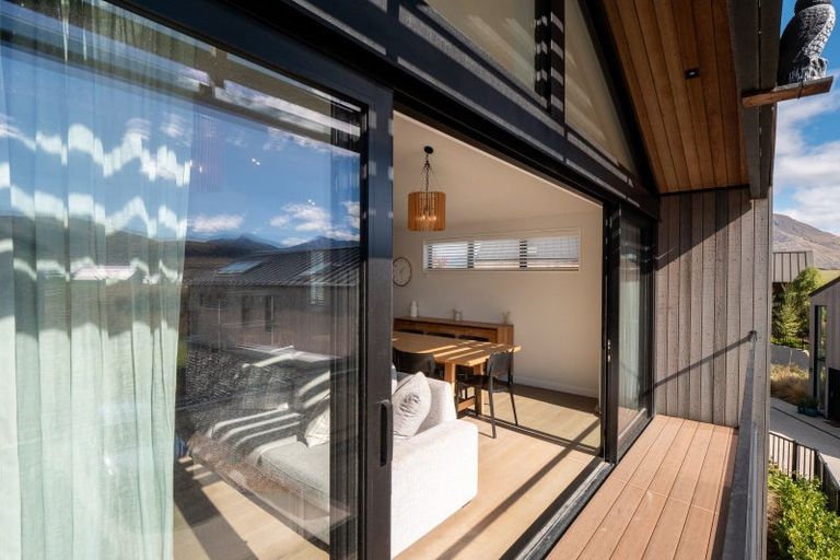 Photo of property in 2 Eichardt Place, Jacks Point, 9371