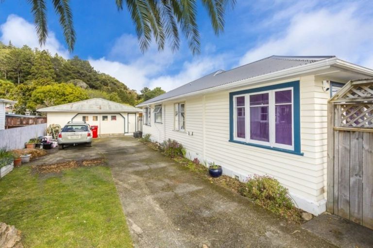Photo of property in 6 Homedale Road, Wainuiomata, Lower Hutt, 5014
