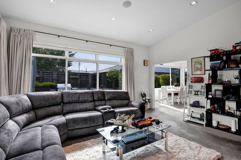 Photo of property in 27 Montague Grove, Stratford, 4332