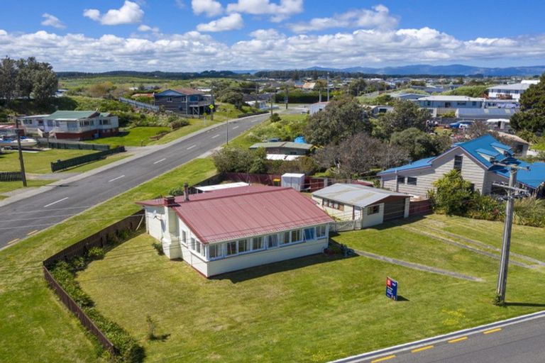 Photo of property in 19 Nash Parade, Foxton Beach, Foxton, 4815