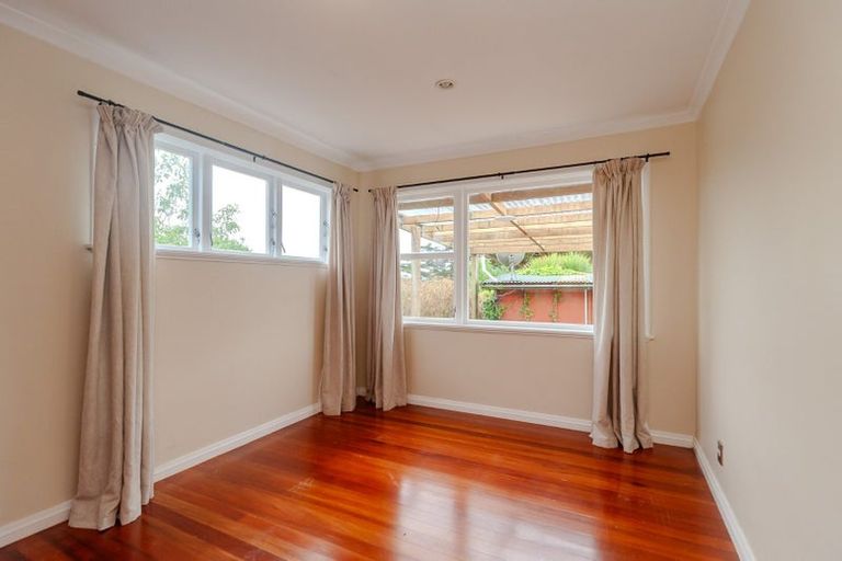Photo of property in 19 Pinkerton Grove, Newlands, Wellington, 6037