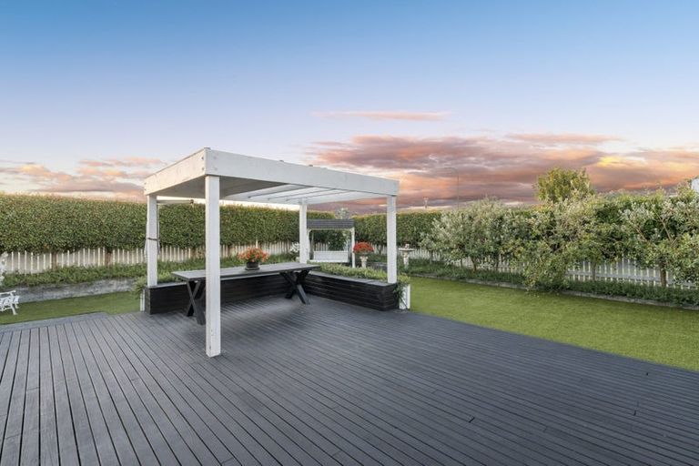 Photo of property in 25 Gilbransen Road, Kumeu, 0810