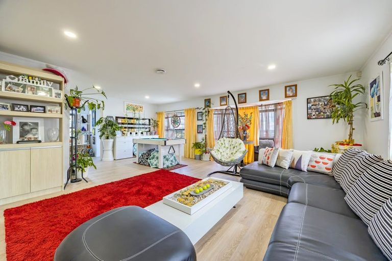 Photo of property in 21 Tyrico Close, Unsworth Heights, Auckland, 0632