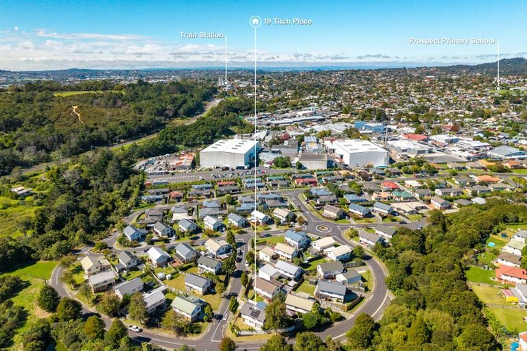 Photo of property in 19 Titch Place, Glen Eden, Auckland, 0602