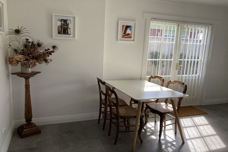 Photo of property in 339c Devon Street West, New Plymouth, 4310