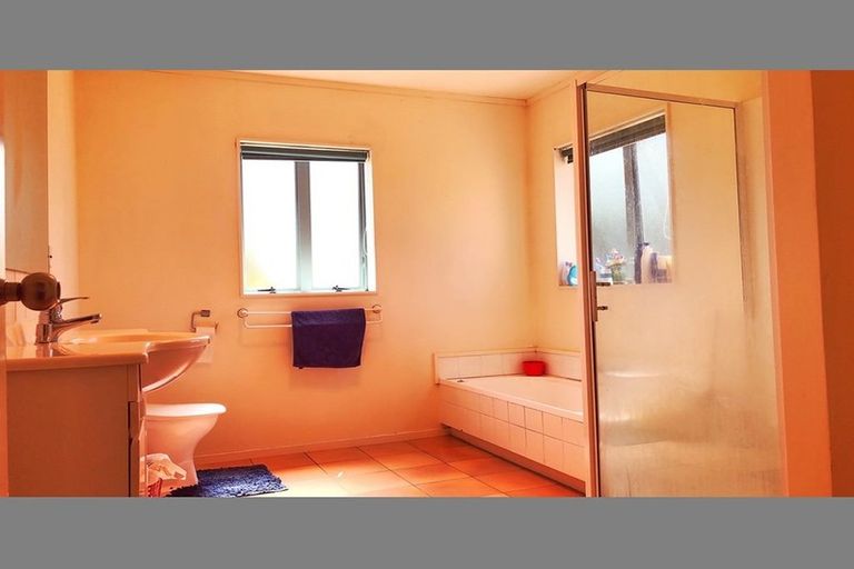 Photo of property in 1 Gala Place, Henderson, Auckland, 0612