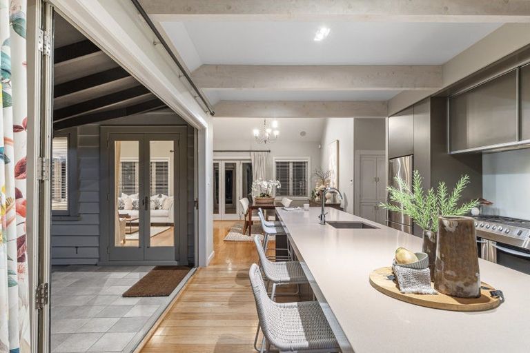 Photo of property in 247 Devonport Road, Tauranga, 3110