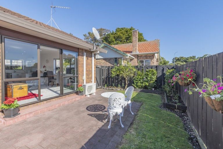 Photo of property in 2/10 Great South Road, Papakura, 2110