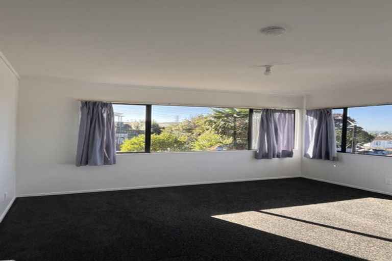 Photo of property in 1 Loughanure Place, Massey, Auckland, 0614